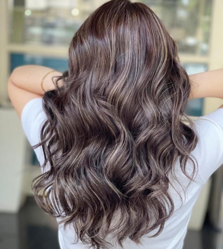 cabelo castanho acinzentado