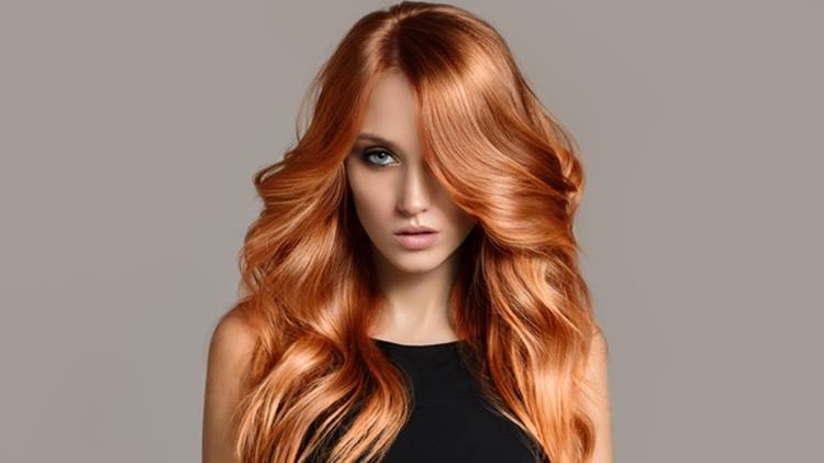 cabelo castanho com mechas ruivas