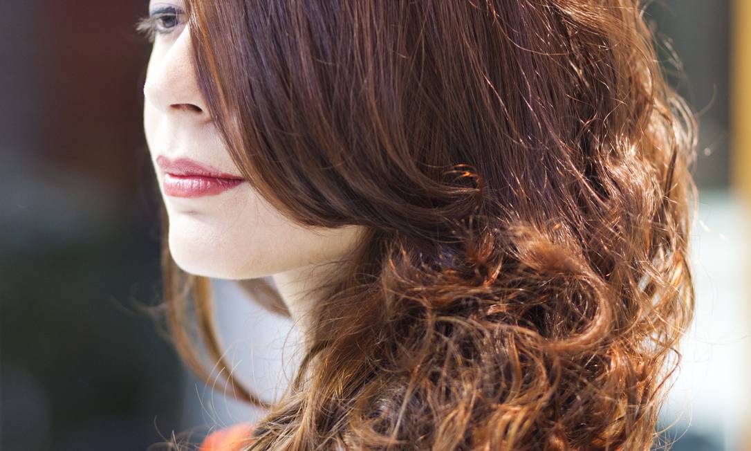 cabelo castanho com mechas ruivas