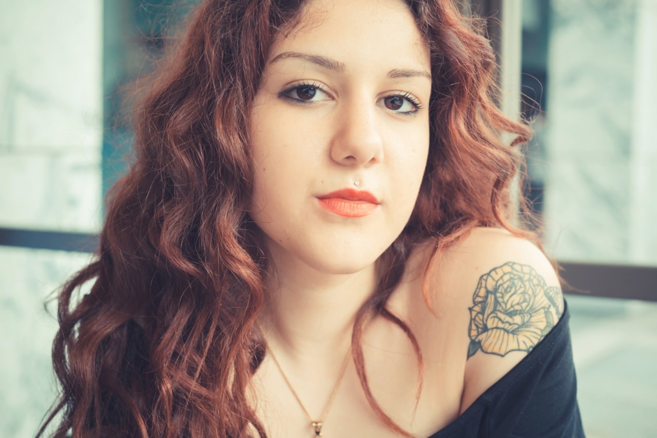 cabelo castanho com mechas ruivas