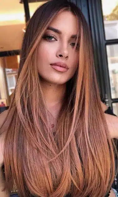 cabelo castanho com mechas ruivas