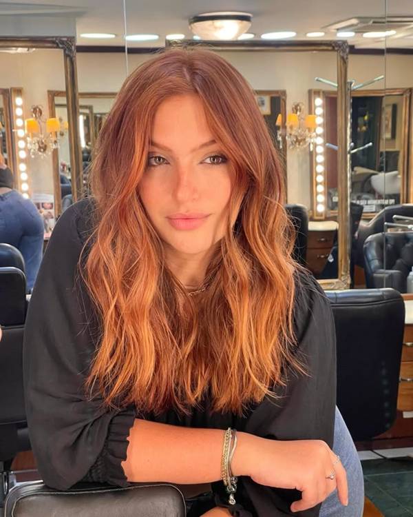 cabelo castanho com mechas ruivas