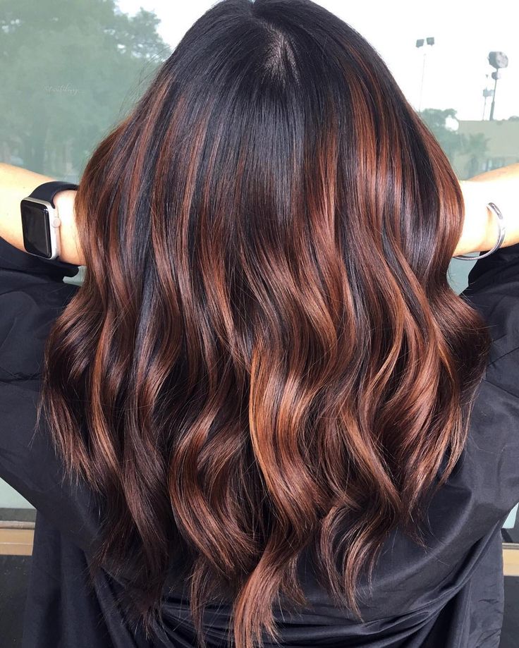 6.7 e 7.1?
3. Chocolate Quente vs. Chocolate Frio: Qual Tom Escolher para o Seu Cabelo?
4. Produtos Essenciais para Manter a Cor Chocolate Vibrante e Duradoura
5. Teste de Mecha: Por Que É Crucial Antes de Qualquer Transformação Capilar?