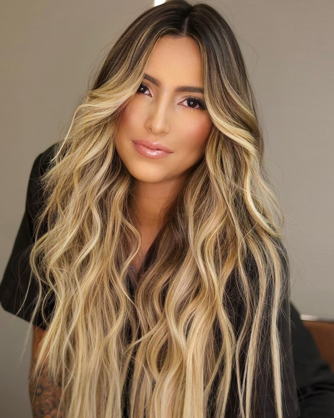 inspiração de cabelo castanho com mechas loiras