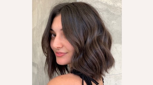 25 fotos de cabelo castanho natural para inspirar seu próximo visual