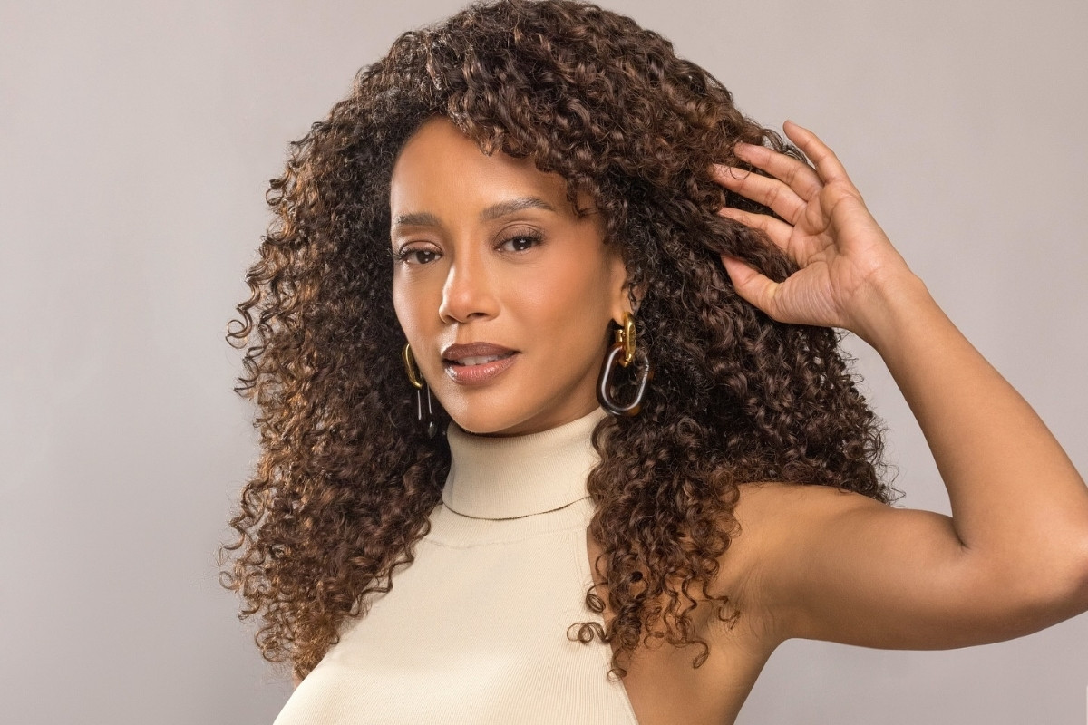 25 fotos de cabelo castanho natural para inspirar seu próximo visual