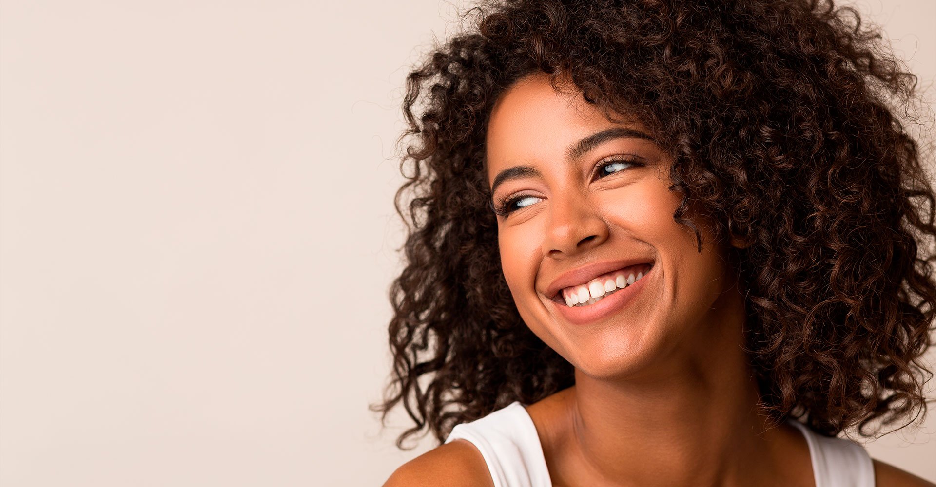 erros comuns ao cuidar do cabelo castanho natural e como evitar