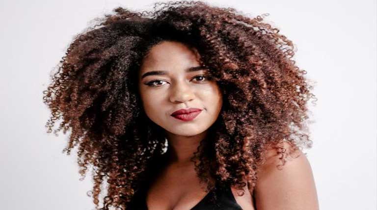 25 fotos de cabelo castanho natural para inspirar seu próximo visual