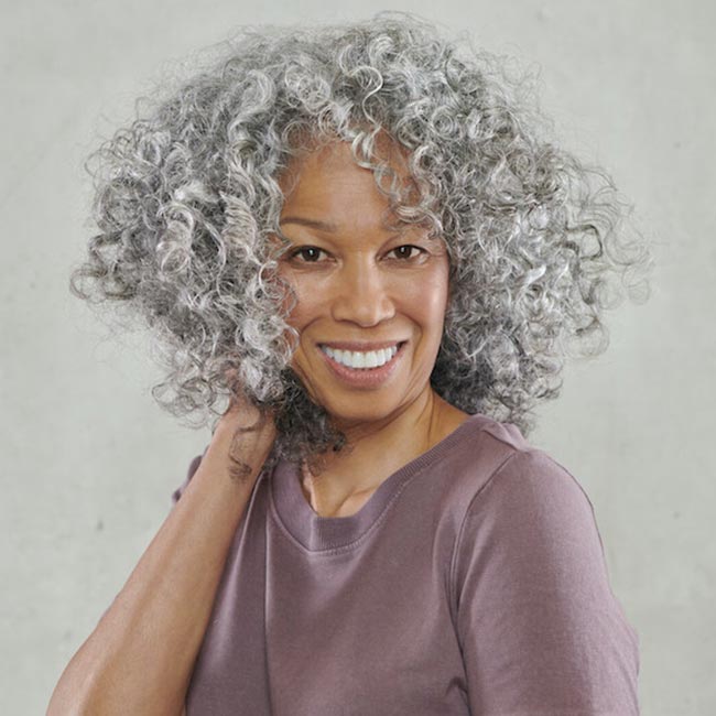 Granny Hair vs. Cabelo Grisalho Natural: Entenda as Diferenças e Cuidados