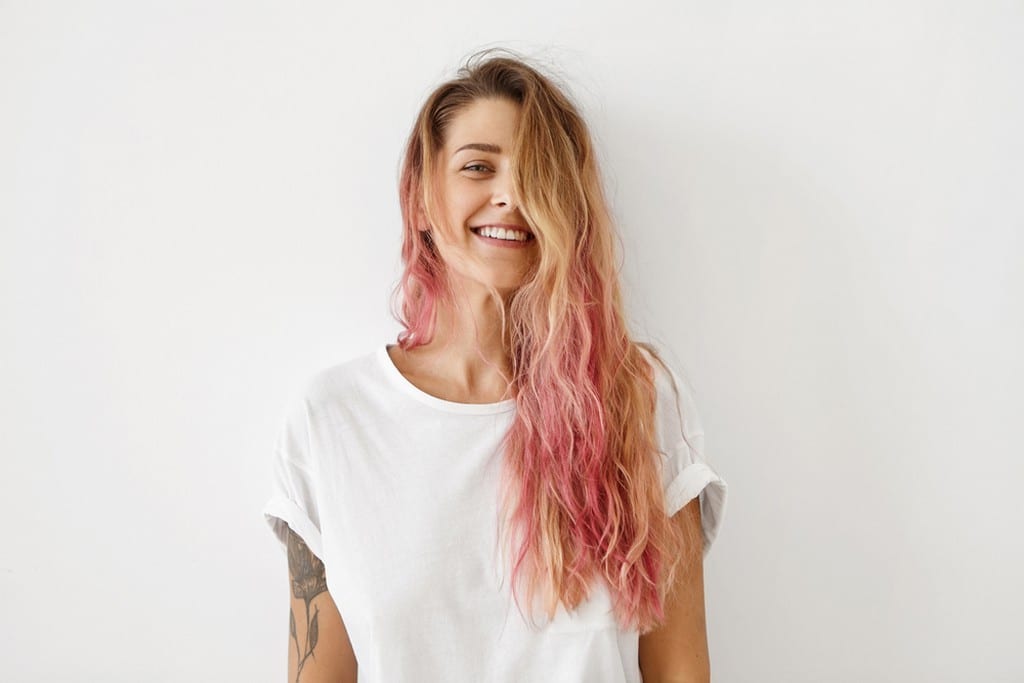 As Cores de Cabelo que Rejuvenescem: Tendências para Pontas Coloridas