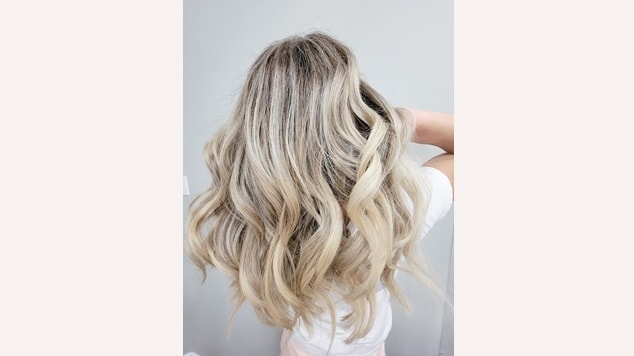 cabelo com luzes acinzentadas ombré