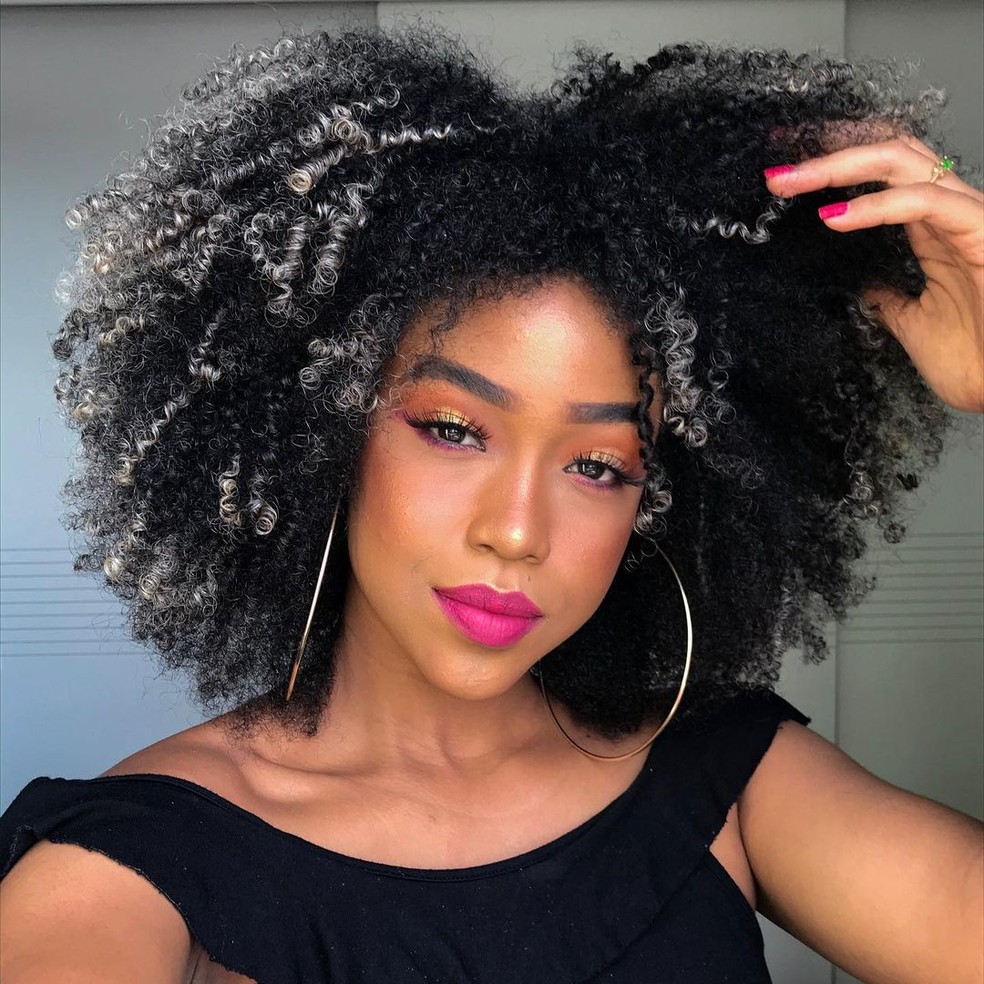 cabelo com luzes platinadas nas pontas