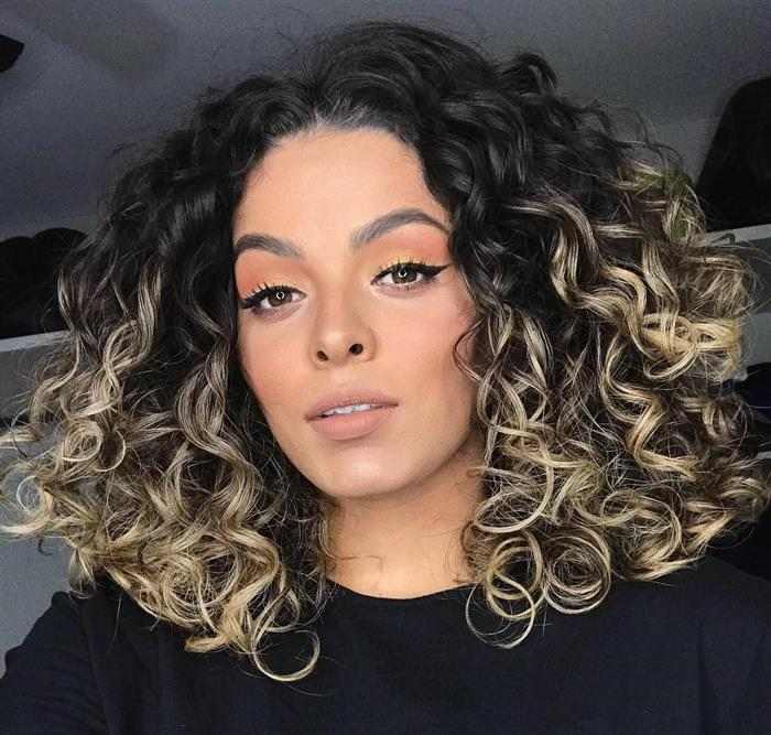 cabelo com luzes platinadas nas pontas