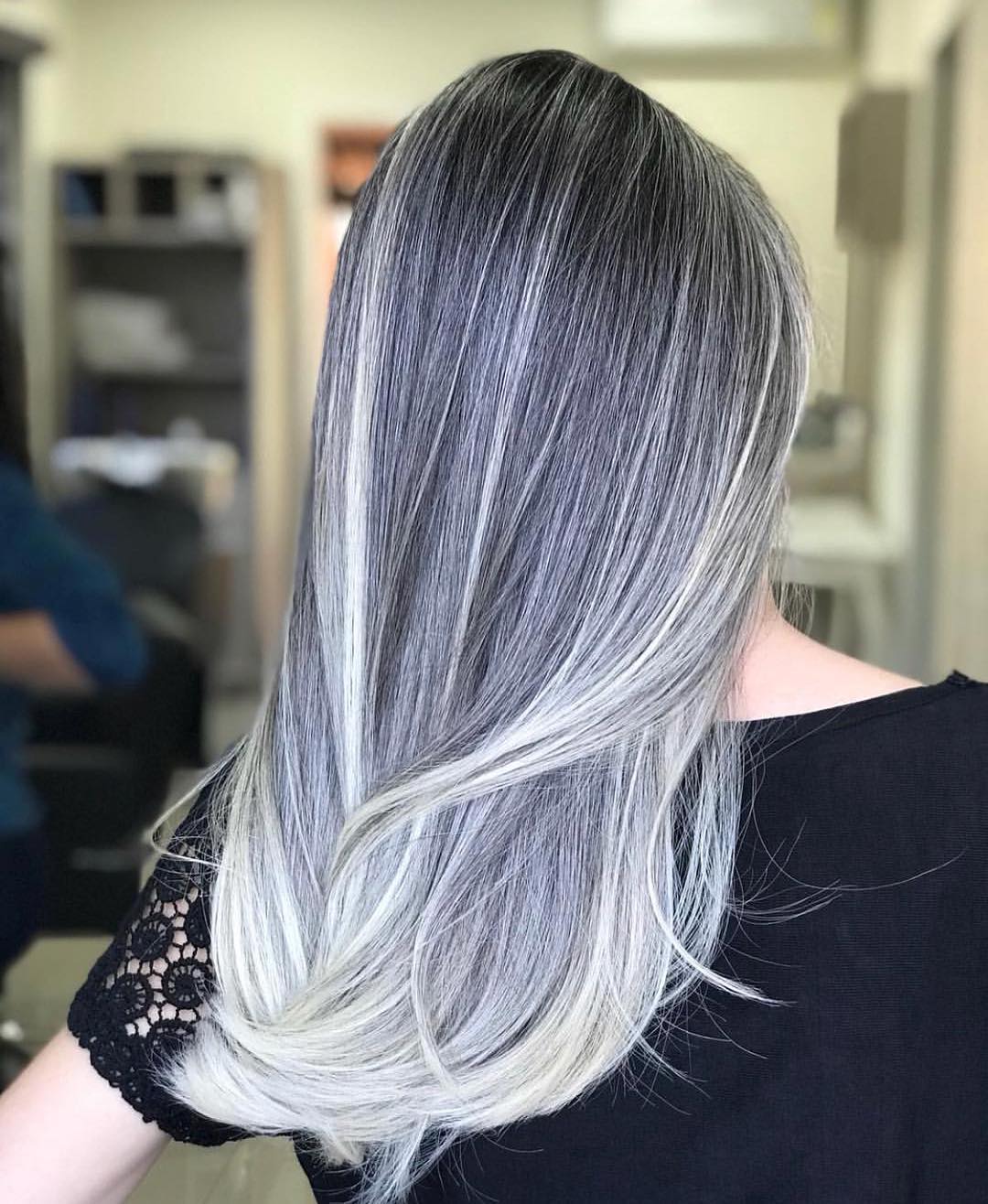 cabelo com luzes platinadas nas pontas