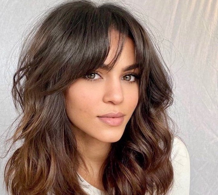 5 ideias de títulos:
1. Cabelo Longo com Franja: O Guia Completo para Escolher o Seu Estilo
2. Transforme Seu Visual: Os Melhores Cortes de Cabelo Longo com Franja
3. Franja Perfeita para Cada Formato de Rosto: Dicas de Especialistas
4. Tendências de Franjas para Cabelo Longo: Inspire-se em 2024/2025
5. Cuidados Essenciais para Manter Sua Franja Longa Sempre Impecável