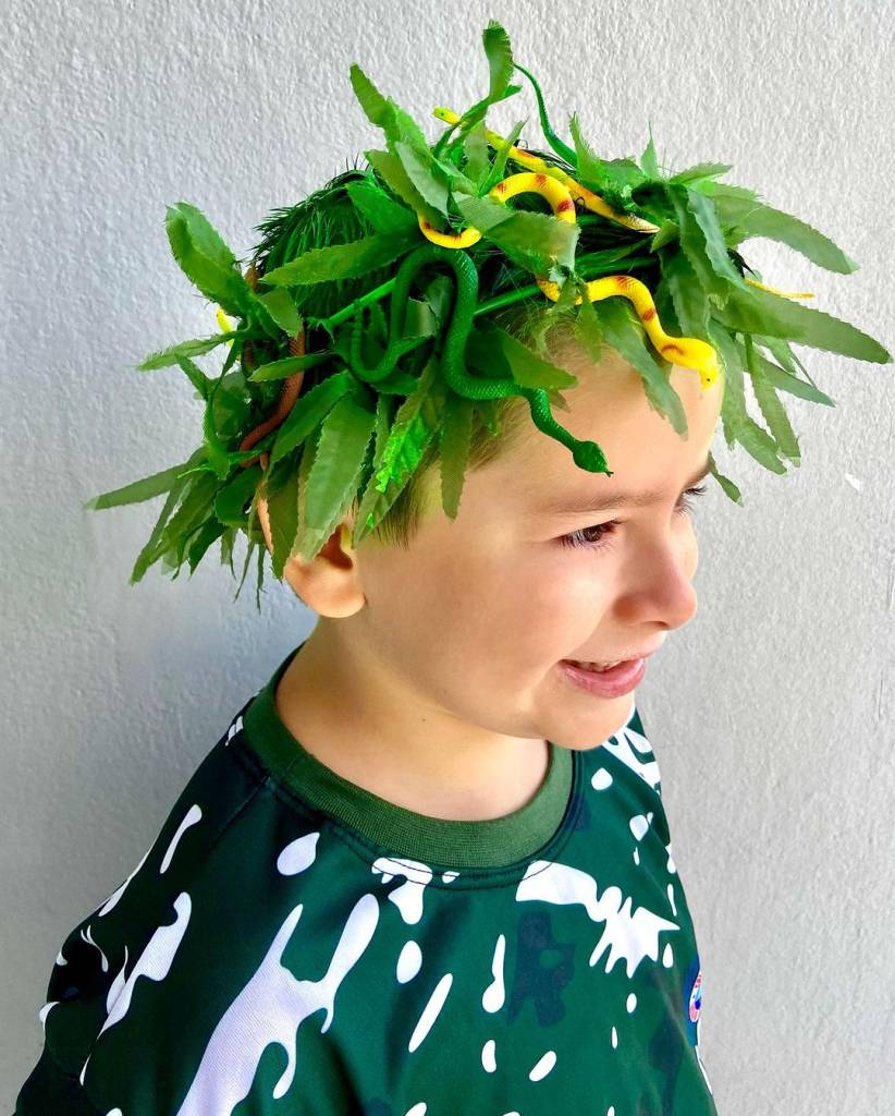 Penteados Rápidos e Estilosos para Meninos com Cabelo Longo na Escola