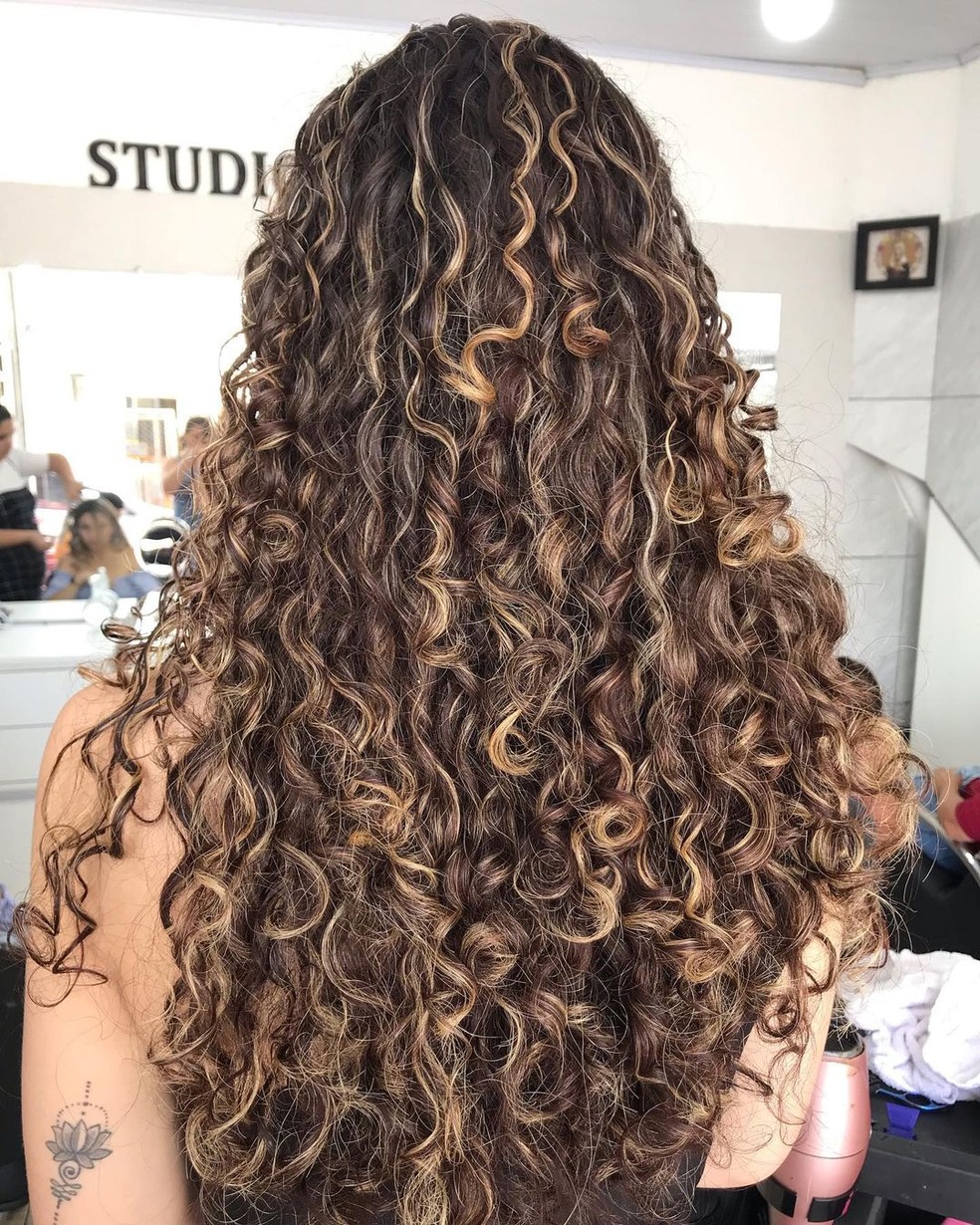 quanto custa pintar o cabelo de loiro mel