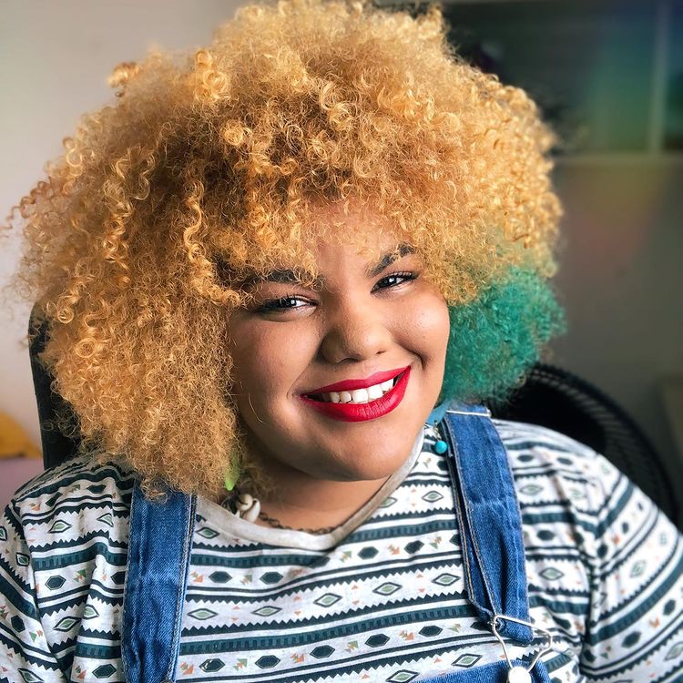 cabelo crespo colorido