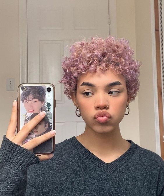 Pixie Colorido vs. Short Bob com Mechas: Qual Estilo Fantasia Combina Mais com Você?