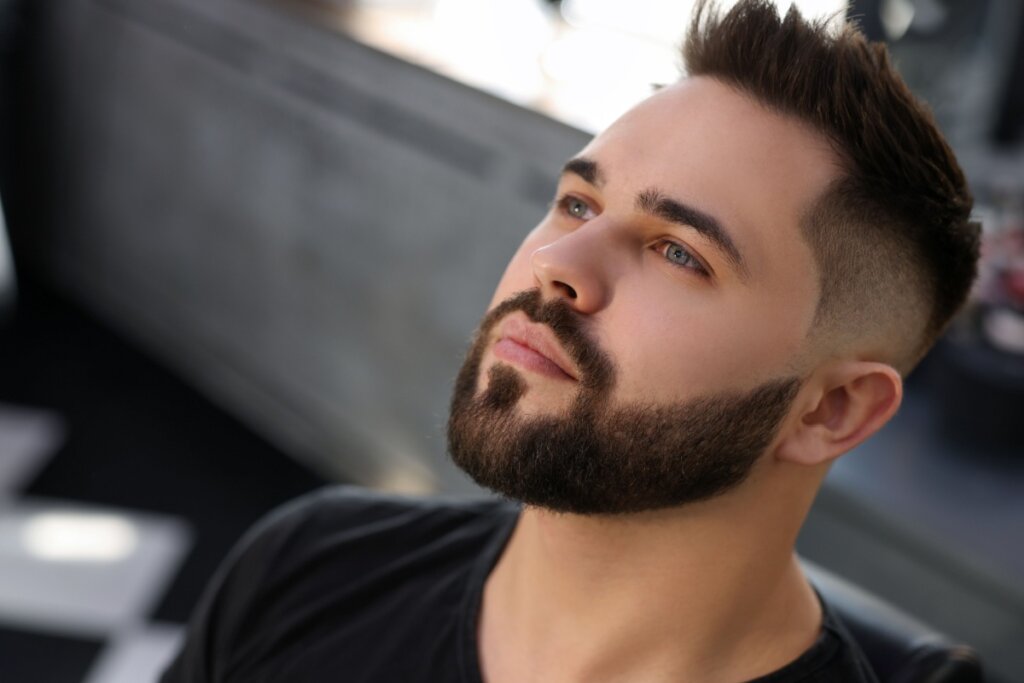 5 ideias de títulos para posts satélites:
1. Cabelo Curto Masculino: Os Cortes Que Combinam Perfeitamente com Barba
2. Barba Italiana: Como Usar com Cabelo Curto para um Look Sofisticado
3. Buzz Cut e Barba Cheia: O Guia Definitivo para um Visual Moderno
4. Visagismo para Homens: Encontrando o Corte de Cabelo e Barba Ideais para Seu Rosto
5. Manutenção da Barba: Dicas Essenciais para um Visual Sempre Alinhado