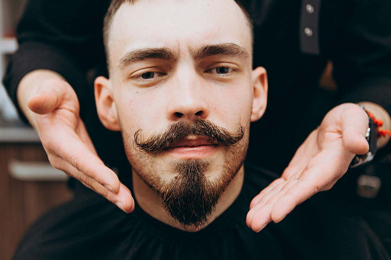 5 ideias de títulos para posts satélites:
1. Cabelo Curto Masculino: Os Cortes Que Combinam Perfeitamente com Barba
2. Barba Italiana: Como Usar com Cabelo Curto para um Look Sofisticado
3. Buzz Cut e Barba Cheia: O Guia Definitivo para um Visual Moderno
4. Visagismo para Homens: Encontrando o Corte de Cabelo e Barba Ideais para Seu Rosto
5. Manutenção da Barba: Dicas Essenciais para um Visual Sempre Alinhado