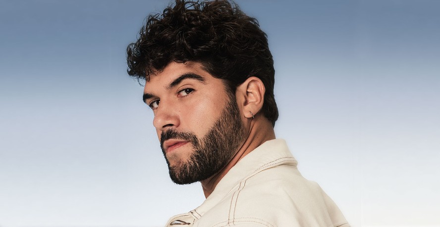 5 ideias de títulos para posts satélites:
1. Cabelo Curto Masculino: Os Cortes Que Combinam Perfeitamente com Barba
2. Barba Italiana: Como Usar com Cabelo Curto para um Look Sofisticado
3. Buzz Cut e Barba Cheia: O Guia Definitivo para um Visual Moderno
4. Visagismo para Homens: Encontrando o Corte de Cabelo e Barba Ideais para Seu Rosto
5. Manutenção da Barba: Dicas Essenciais para um Visual Sempre Alinhado