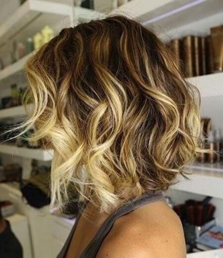 cabelo curto com luzes cacheado