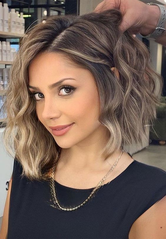 luzes em cabelo preto curto