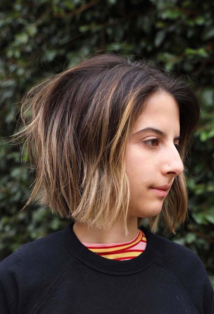 Morena Iluminada em Cabelos Curtos: Guia Completo para um Visual Discreto e Elegante