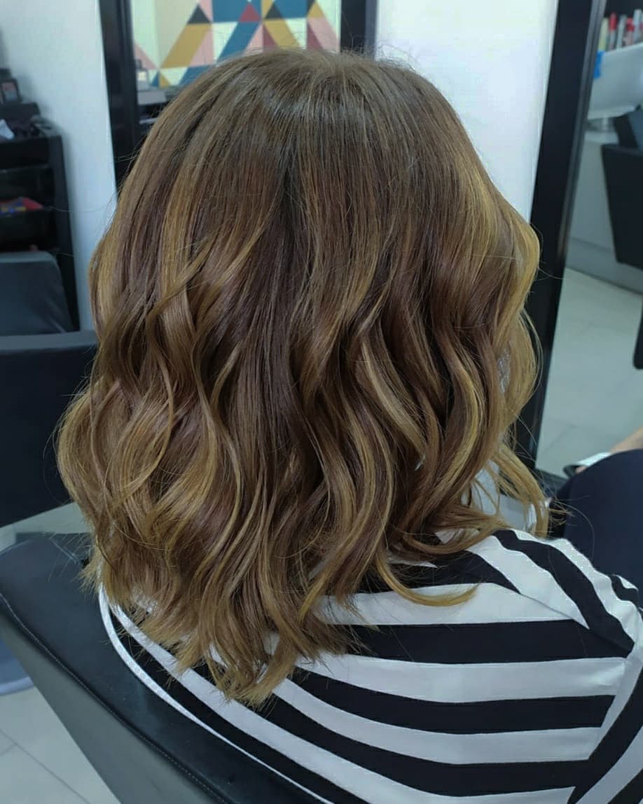 cabelo curto com mechas marrom