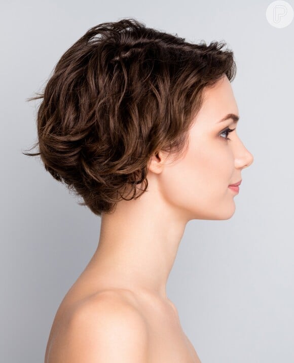 como estilizar cabelo curto ondulado com franja lateral
