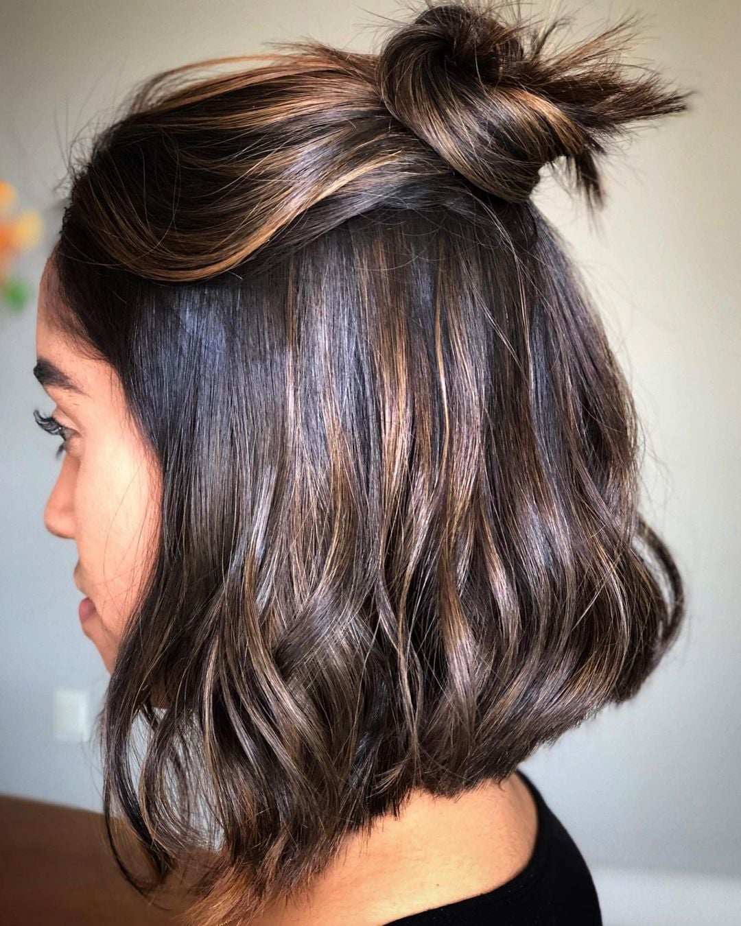 Guia Completo: Escolhendo o Tom Ideal de Morena Iluminada para seu Cabelo Curto