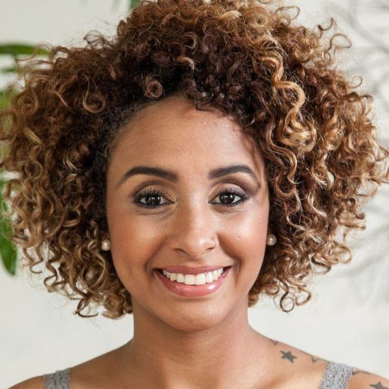 Cortes de Cabelo Curto que Valorizam a Morena Iluminada: Do Pixie ao Long Bob