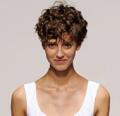 cabelo curto no ombro feminino