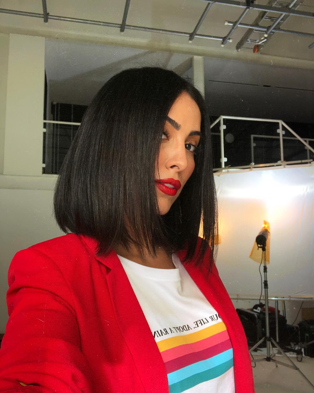 Long Bob para Cabelo Preto Liso: Elegância e Versatilidade; Blunt Cut: O Corte Reto e Moderno para Cabelos Pretos Lisos; Chanel no Ombro: Uma Variação Clássica para Fios Pretos e Lisos; Cabelo Repicado e em Camadas: Movimento e Juventude para Cabelos Pretos Lisos; Guia Completo de Cuidados para Manter o Brilho do Cabelo Preto Liso