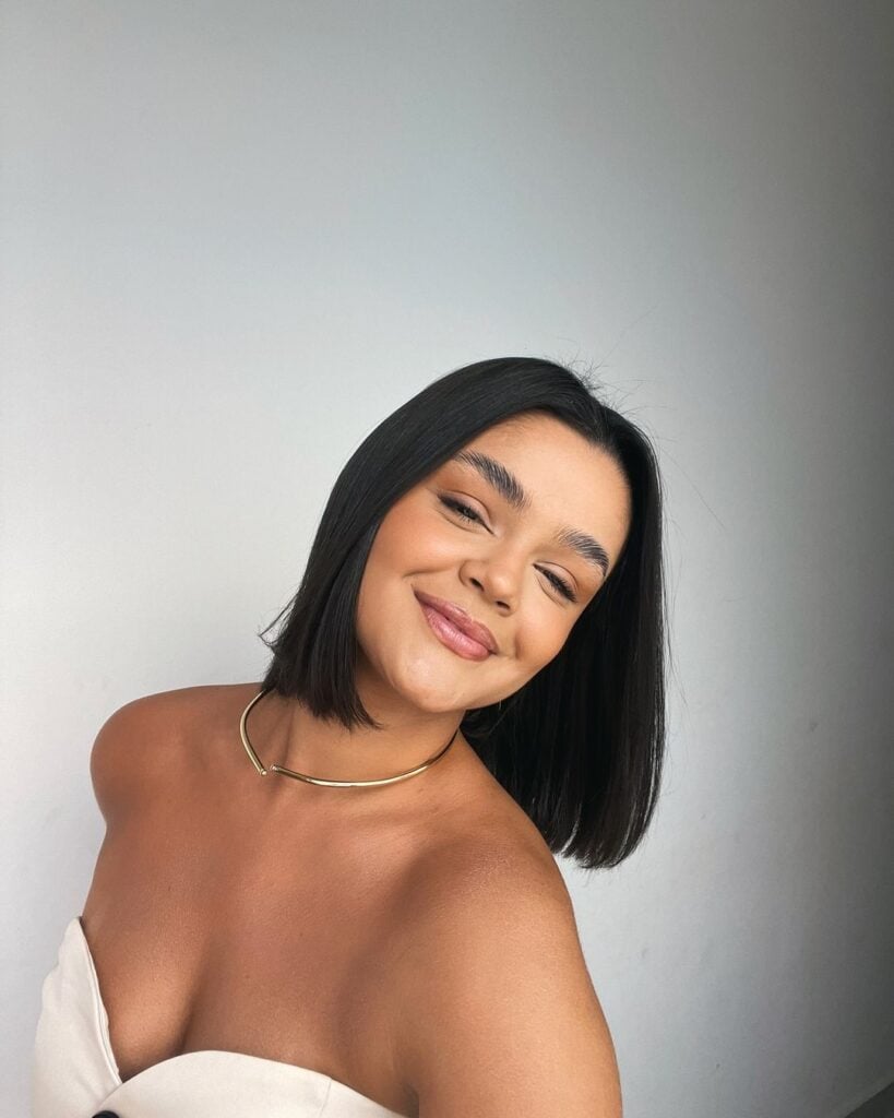 Long Bob para Cabelo Preto Liso: Elegância e Versatilidade; Blunt Cut: O Corte Reto e Moderno para Cabelos Pretos Lisos; Chanel no Ombro: Uma Variação Clássica para Fios Pretos e Lisos; Cabelo Repicado e em Camadas: Movimento e Juventude para Cabelos Pretos Lisos; Guia Completo de Cuidados para Manter o Brilho do Cabelo Preto Liso