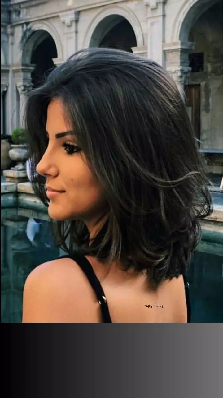 Long Bob para Cabelo Preto Liso: Elegância e Versatilidade; Blunt Cut: O Corte Reto e Moderno para Cabelos Pretos Lisos; Chanel no Ombro: Uma Variação Clássica para Fios Pretos e Lisos; Cabelo Repicado e em Camadas: Movimento e Juventude para Cabelos Pretos Lisos; Guia Completo de Cuidados para Manter o Brilho do Cabelo Preto Liso