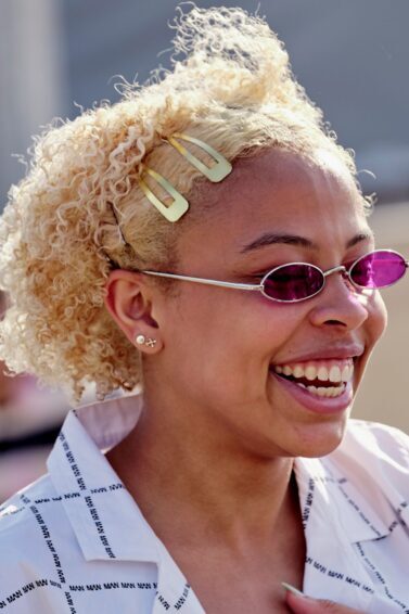 como estilizar franja lateral longa em cabelo curto rosto redondo