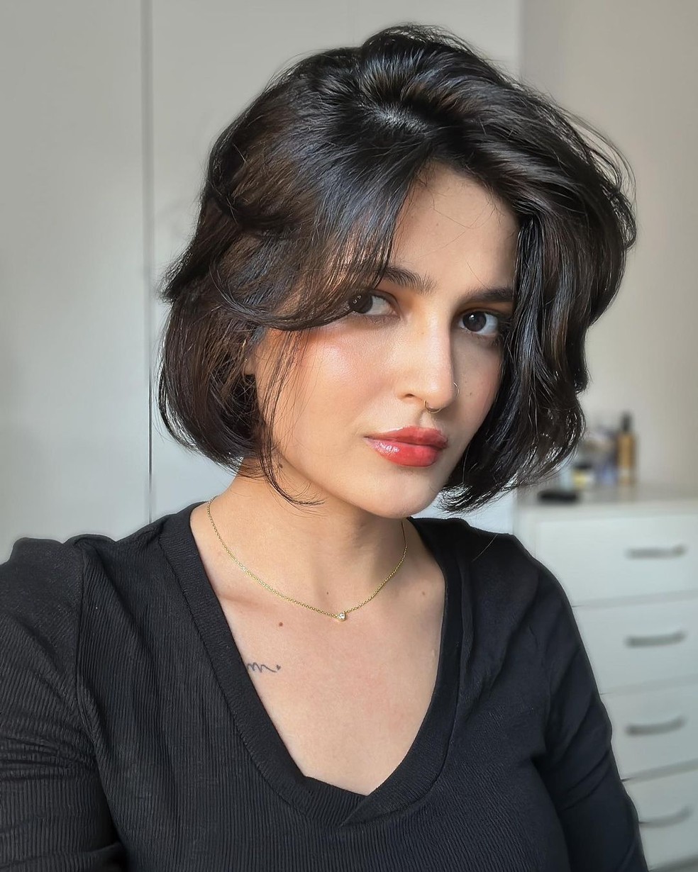 5 ideias de títulos:
1. Cabelo Curto Repicado: O Guia Completo para um Visual Moderno
2. Descubra os Segredos do Corte Repicado para Dar Leveza e Movimento aos Seus Fios
3. Pixie Repicado vs. Short Bob Repicado: Qual o Melhor para Você?
4. Dicas Essenciais de Manutenção para Manter Seu Cabelo Repicado Sempre Perfeito
5. Como o Corte Repicado Pode Rejuvenescer Seu Visual: Estilos e Inspirações