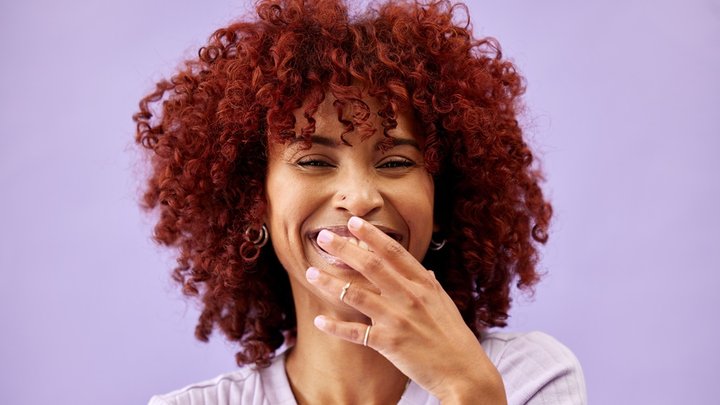 Dark Cherry Hair para Cabelos Cacheados e Crespos: Inspirações e Cuidados