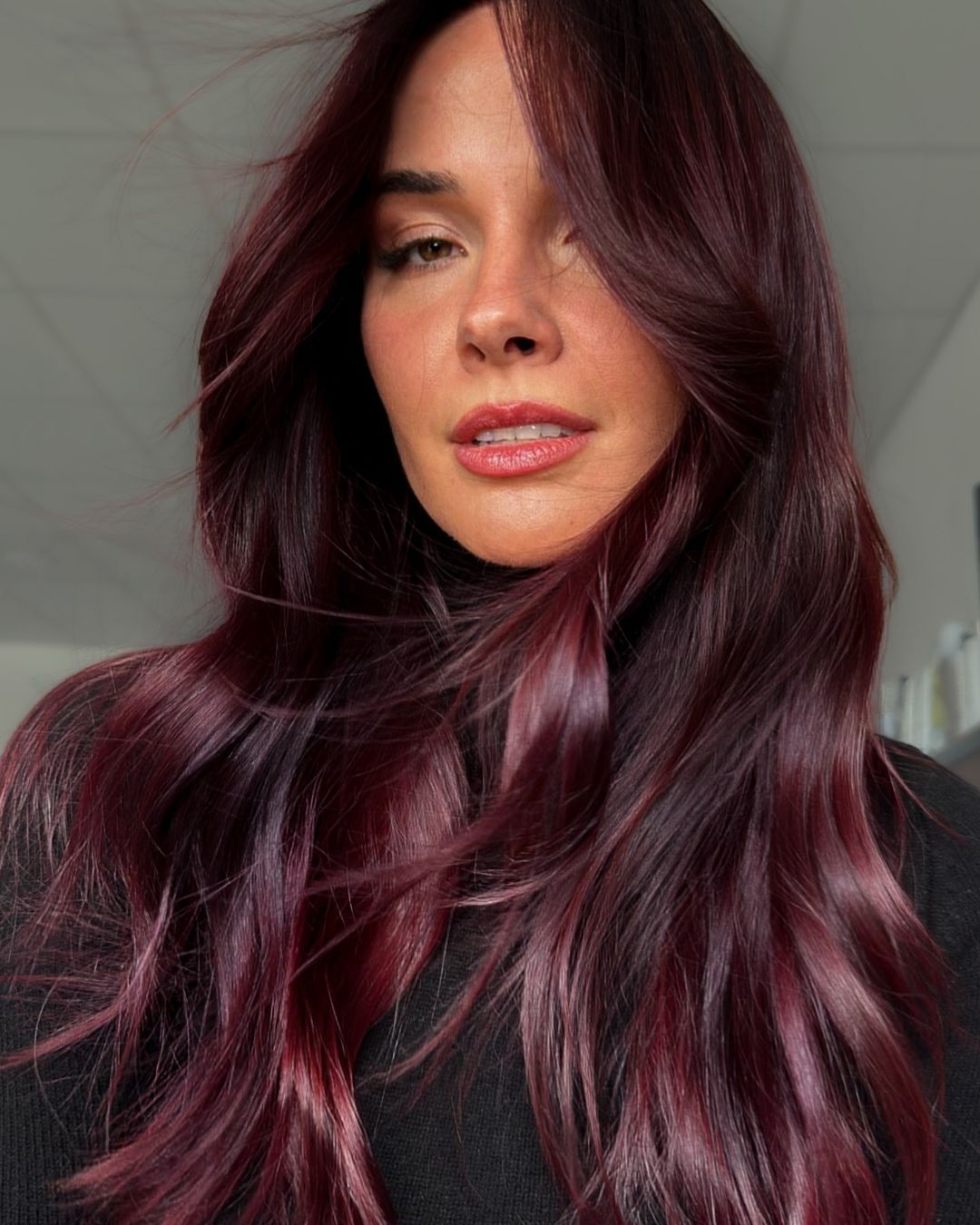 Dark Cherry Hair para Cabelos Cacheados e Crespos: Inspirações e Cuidados