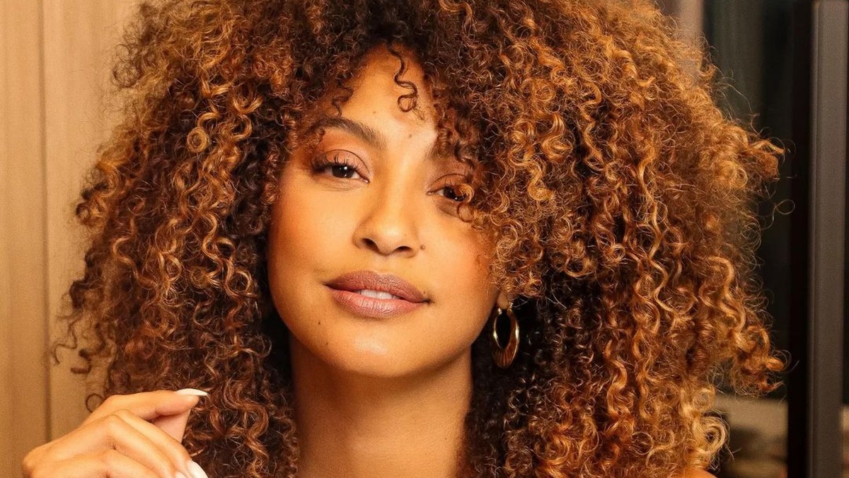 5 ideias de títulos:
1. Guia Completo: Como Cuidar e Estilizar o Cabelo Crespo 4A
2. Cabelo 4A: Desvendando os Segredos para Cachos Definidos e Saudáveis
3. Dicas Essenciais de Hidratação e Nutrição para Cabelo 4A
4. Cortes que Valorizam o Volume e a Textura do Cabelo Crespo 4A
5. Rotina de Finalização Perfeita para Cabelo 4A: Técnicas e Produtos