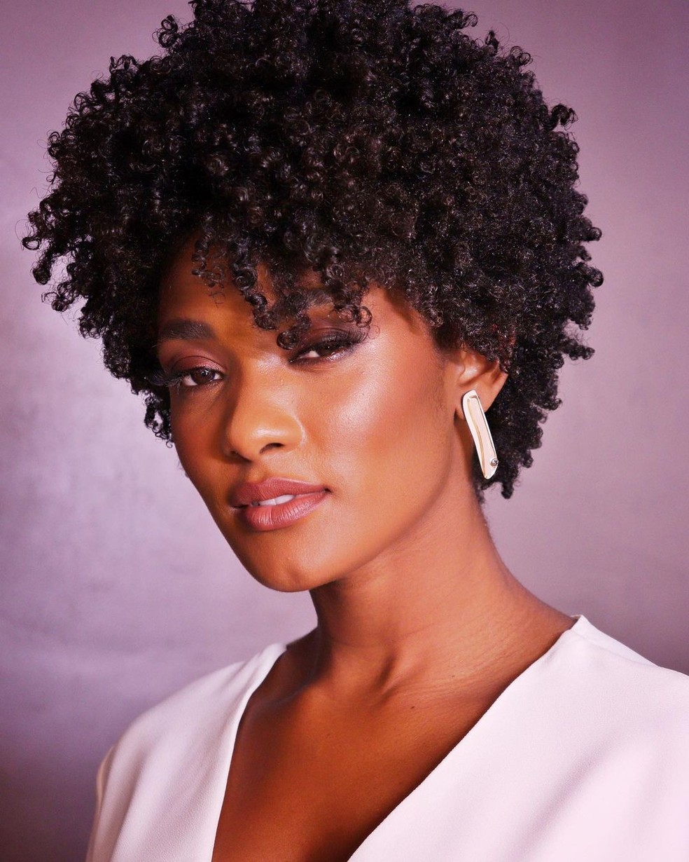 5 ideias de títulos:
1. Guia Completo: Como Cuidar e Estilizar o Cabelo Crespo 4A
2. Cabelo 4A: Desvendando os Segredos para Cachos Definidos e Saudáveis
3. Dicas Essenciais de Hidratação e Nutrição para Cabelo 4A
4. Cortes que Valorizam o Volume e a Textura do Cabelo Crespo 4A
5. Rotina de Finalização Perfeita para Cabelo 4A: Técnicas e Produtos