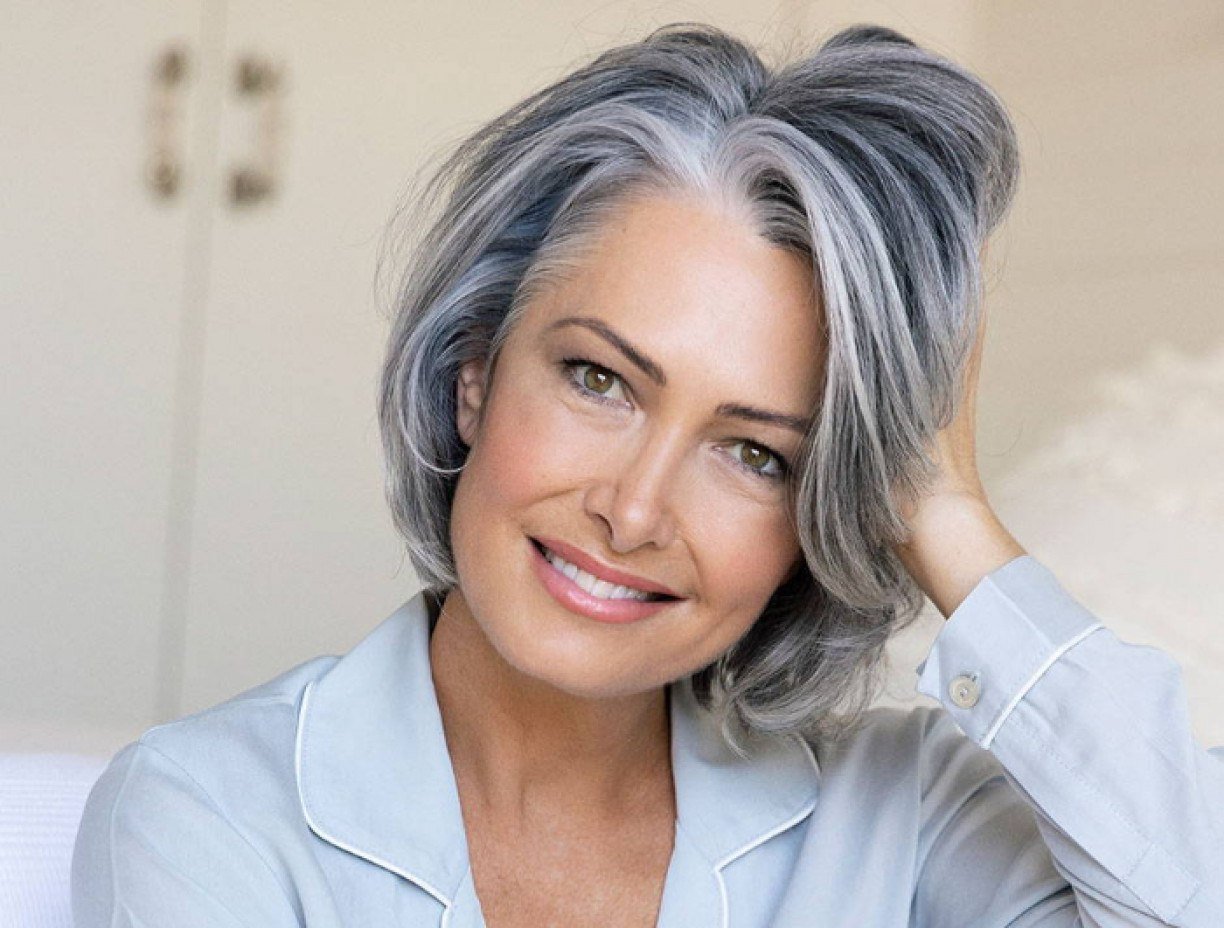 5 ideias de títulos: 1. Cortes de Cabelo que Transformam Mulheres Acima dos 50 Anos. 2. As Cores de Cabelo Ideais para Rejuvenescer Após os 50. 3. Guia Completo: Cortes e Cores para Mulheres Maduras. 4. Dicas de Manutenção para Cabelos Maduros Radiantes. 5. Franjas e Camadas: Os Segredos dos Cortes Rejuvenescedores.