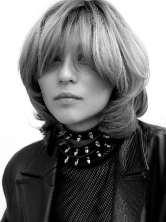 Penteados Disco: Brilho e volume para festas temáticas