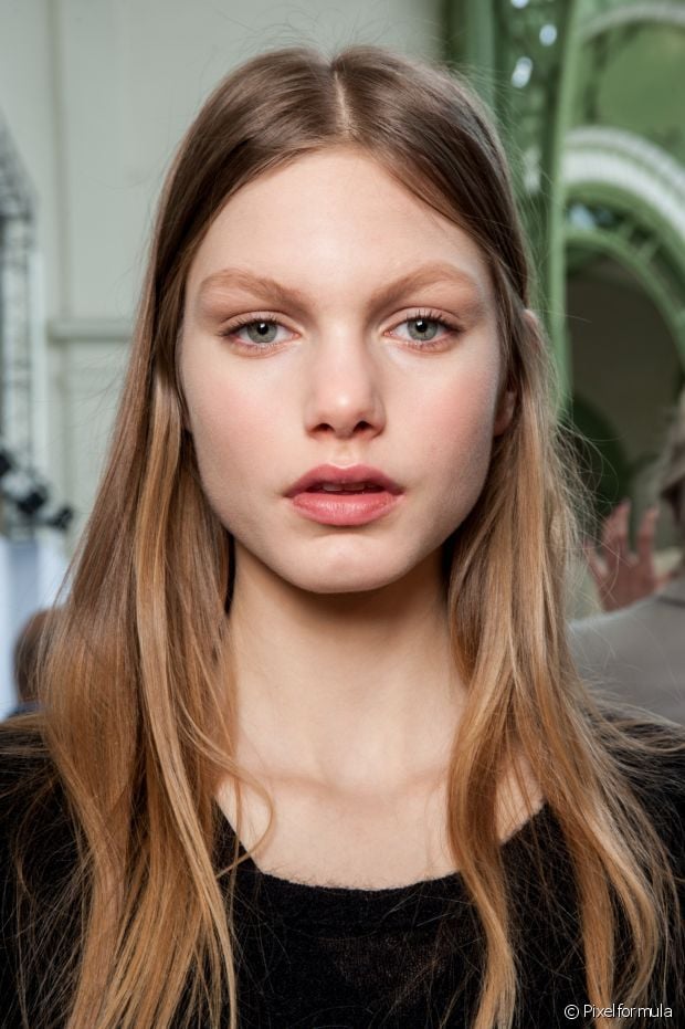 Morena Iluminada com Loiro Mel: Tendências e Inspirações