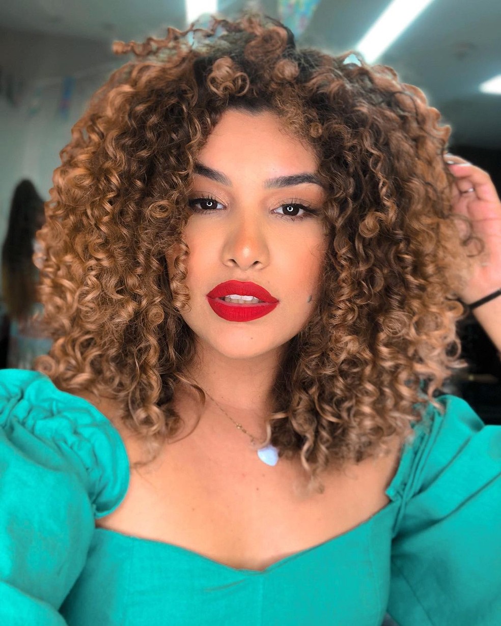 Loiro Mel para Cabelos Cacheados: Como Valorizar seus Fios