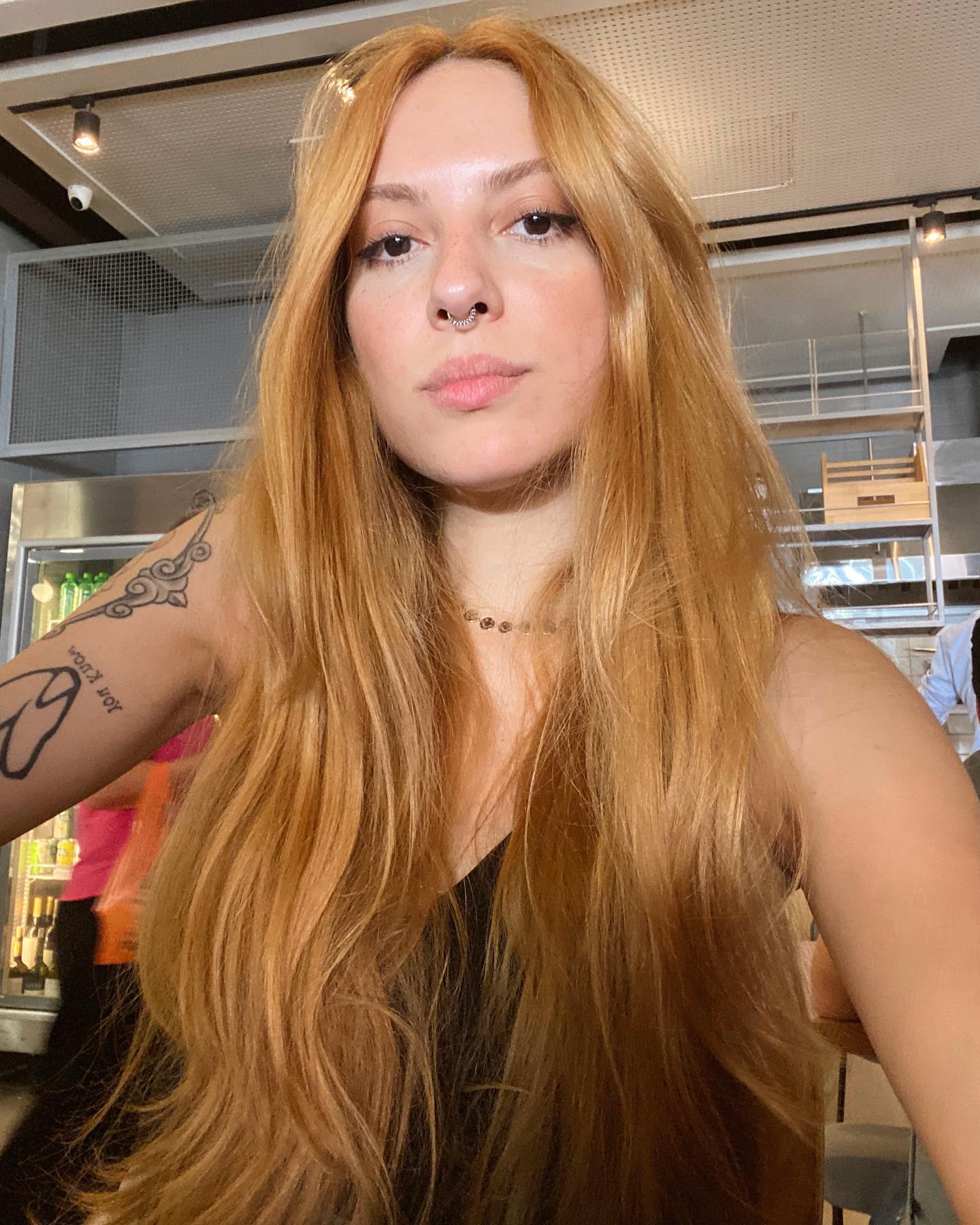 Morena Iluminada com Loiro Mel: Tendências e Inspirações