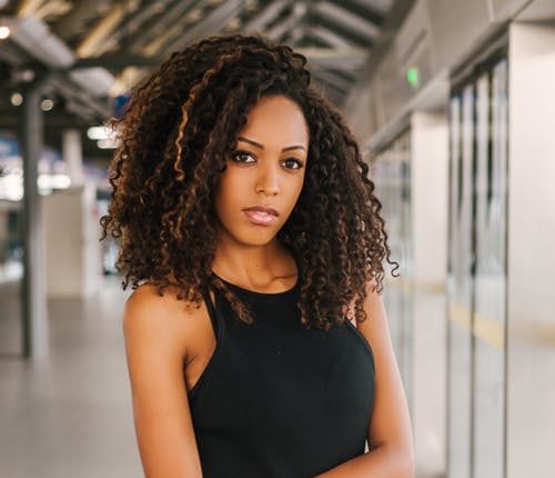 Cabelo Humano vs. Fibra Bio Vegetal: Qual o Melhor para seu Mega Hair?