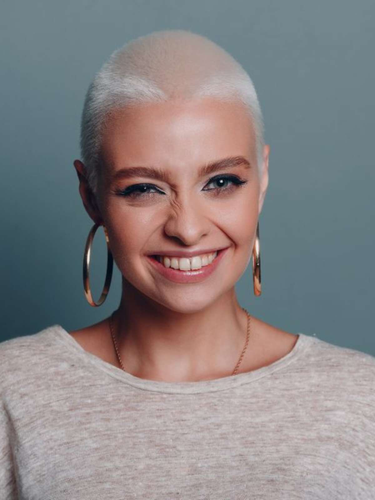 1. Guia Completo de Cuidados para Cabelo Nevou Feminino
2. Cabelo Nevou em Cabelos Cacheados e Afros: Dicas e Inspirações
3. Buzz Cut Platinado Feminino: Ousadia e Estilo com o Efeito Nevou
4. O Processo de Descoloração para o Nevou: Passo a Passo e Precauções
5. Cronograma Capilar Essencial para Manter a Saúde do Cabelo Nevou
6. Nevou em Casa ou no Salão? Prós e Contras da Descoloração Platinada